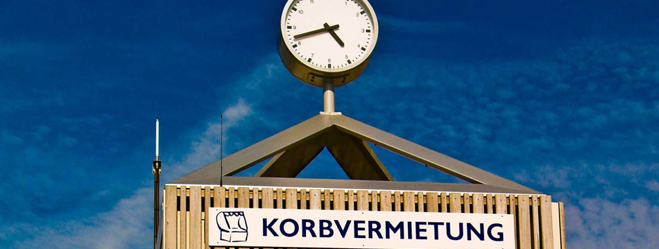 Strandkorbvermietung mit Uhr auf Norderney